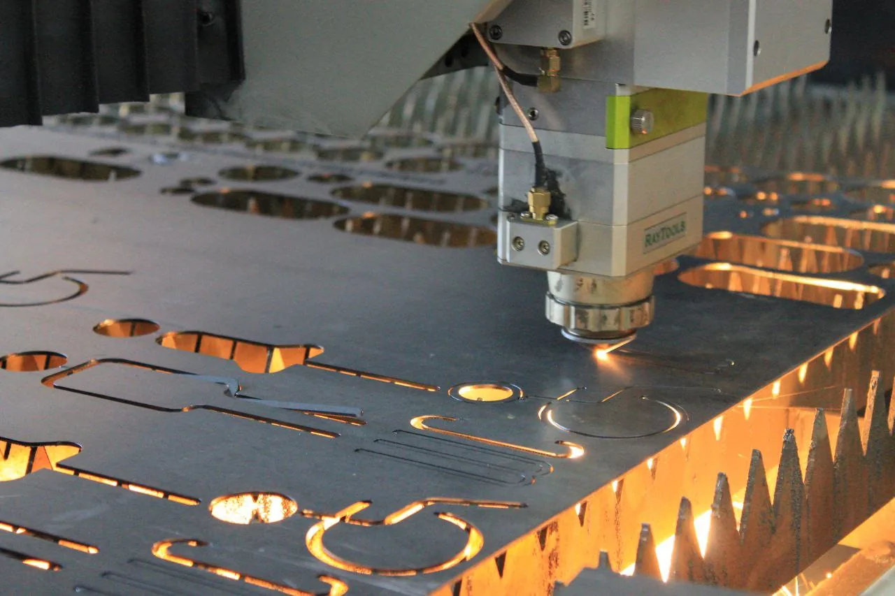 XAR SpA: proceso-corte-laser-acero